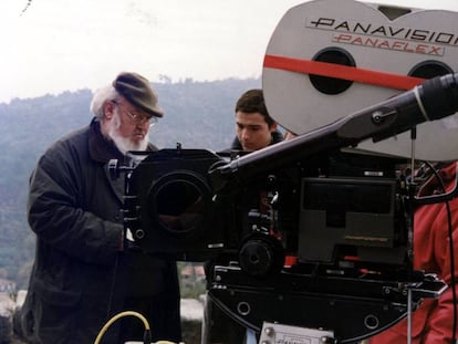 José Luis Cuerda (izquierda), durante el rodaje del cortometraje 'Primer amor'.