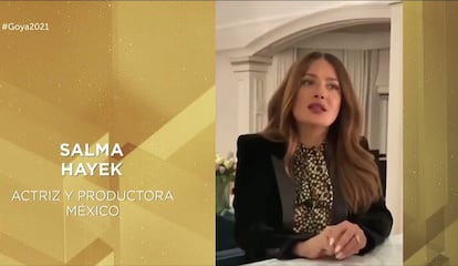 Todas las intervenciones de grandes estrellas de Hollywood, enviadas a través de mensajes grabados (en el caso de Barbra Streisand, musa absoluta, solo con voz), fueron todo menos previsibles. Hubo vídeos grabados a contraluz ante una ventana, palabras chapurreadas en español y planos imposibles. Salma Hayek, sin embargo, lo preparó a conciencia: con un vestido elegante, perfectamente maquillada y peinada y un fondo en el que se entreveían molduras en sobrios tonos claros, fue lo que uno espera de una estrella.