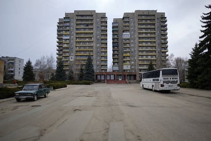 Traducida del ruso como “la ciudad que da luz”, Svitlodarsk es una de las poblaciones más cercanas a la línea de fuego en el frente ucraniano. Separada por un lago de las posiciones enemigas, por las noches es fácil escuchar los sonidos de la guerra. A escasos kilómetros de dos enclaves controlados por los separatistas, los 8.000 habitantes de la ciudad llevan siete años conviviendo con el conflicto.