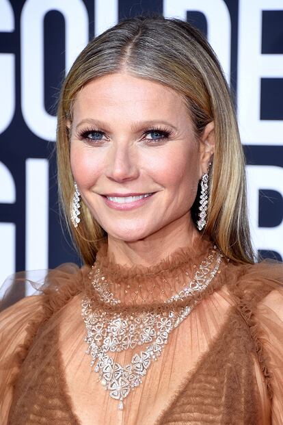 Gwyneth Paltrow. La estrella también se apuntó a presumir de raíces en la última edición de los Globos de Oro. Eso sí, ella no dudó en presumir de canas.

La actriz, que está por encima de cualquier convención, combinó la melena con un vestido transparente sobre una impresionante gargantilla de diamantes.