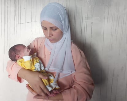 Hadeel Abu Ghali sostiene a su hijo recién nacido en Gaza. El bebé nació prematuro, con tan solo 2,3 kilos de peso.