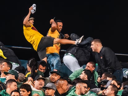 Un hincha del Junior de Barranquilla ataca con una navaja a un seguidor del Atlético Nacional, durante los enfrentamientos en el estadio Atanasio Girardot, en Medellín, el 26 de septiembre de 2024.