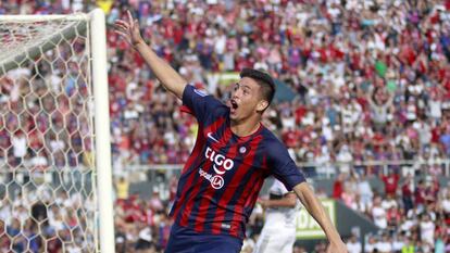 O atacante Fernando Ovelar celebra seu primeiro gol pelo Cerro Porteño diante do Olimpia.