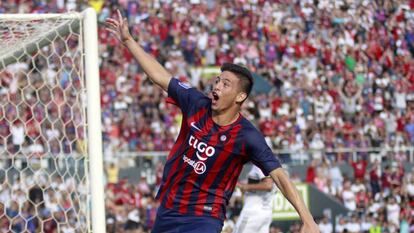  El delantero Fernando Ovelar, de Cerro Porteño, celebra su gol ante Olimpia, el domingo 4 de noviembre.