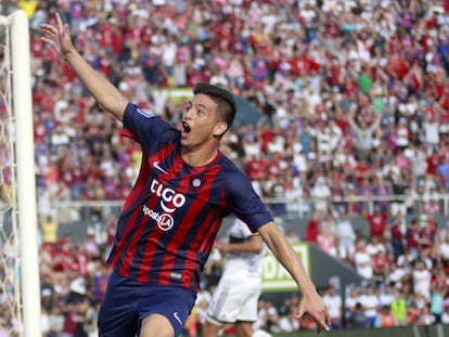 O atacante Fernando Ovelar celebra seu primeiro gol pelo Cerro Porteño diante do Olimpia.