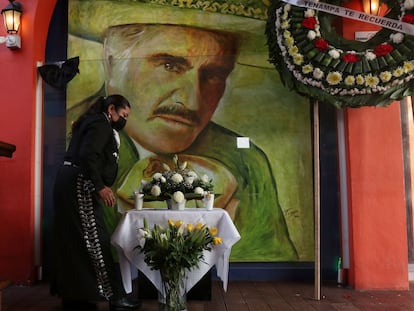 El Tenampa, la cantina más emblemática de la Plaza Garibaldi (Ciudad de México), homenajea al cantante Vicente Fernández con una corona de flores el día de su muerte.