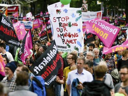 Centenares de manifestantes protestan contra el G20, este domingo en Hamburgo.