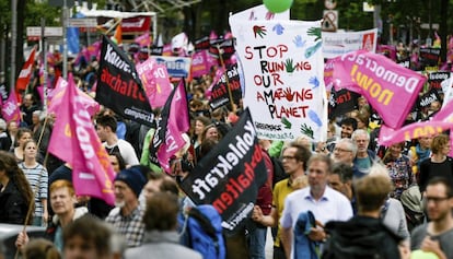 Centenares de manifestantes protestan contra el G20, este domingo en Hamburgo.