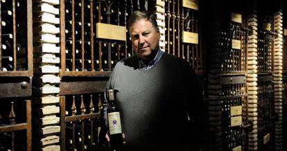 Jos&eacute; Luis Heras, en la bodega, con una botella etiquetada para el Papa.