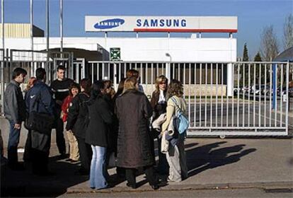 Trabajadores de Samsung ante la fábrica de Palau de Plegamans (Barcelona), tras anunciarse el cierre.