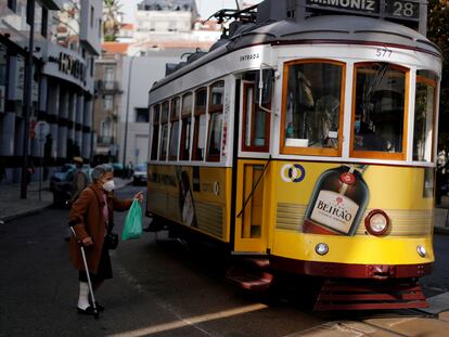 Una mujer habla con el conductor de un tranvía este sábado en Lisboa.