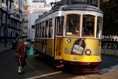 Una mujer habla con el conductor de un tranvía este sábado en Lisboa.