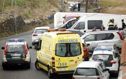 Agentes de la Guardia Civil y ambulancias, en la casa de La Orotava.