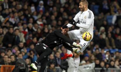 Benzema impacta con su rodilla a Beto.