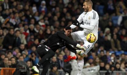 Benzema impacta con su rodilla a Beto. 