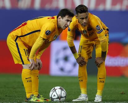 Lionel Messi y Neymar se preparan para el lanzamiento de una falta frente al Atlético de Madrid durante el partido de vuelta de cuartos de final de la Liga de Campeones, el 13 de abril de 2016.
