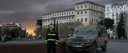 Un miembro de la Unidad Militar de Emergencias en los aledaños de la estación de Atocha (Madrid).