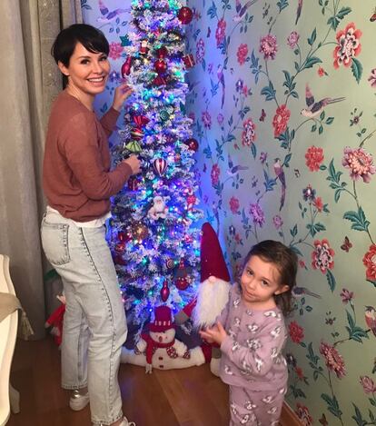 Soraya Arnelas y si hija, Manuela Grace, no dudaron en adornar el árbol a finales de noviembre. Hace dos navidades, cuando no tenía ni un año, la pequeña recibió el alta después de que le detectaran que uno de los tabiques del corazón no estaba formado.