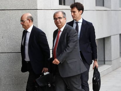 El expresidente del Banco Popular Ángel Ron (c), a su llegada a la Audiencia Nacional.