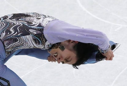 Hanyu realiza una pirueta.