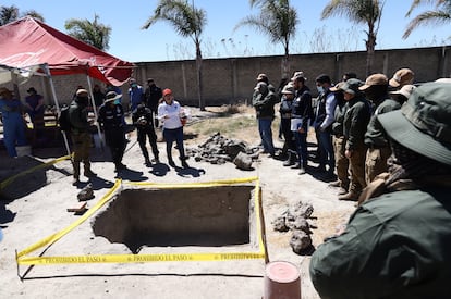 Miembros de la Fiscalía del Estado de Jalisco y de la Comisión Nacional de Búsqueda ante una de las excavaciones en el rancho Izaguirre, el 13 de marzo. 