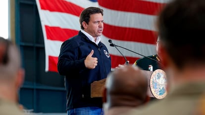 Ron DeSantis en una conferencia de prensa sobre seguridad fronteriza en Homestead, Florida, el 26 de febrero de 2025.