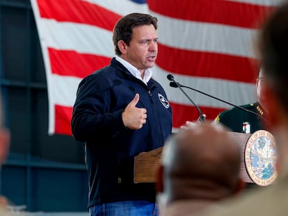 Ron DeSantis en una conferencia de prensa sobre seguridad fronteriza en Homestead, Florida, el 26 de febrero de 2025.