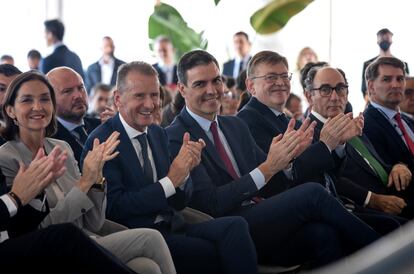 El presidente del Gobierno, Pedro Sánchez, en en el centro, entre el presidente del Grupo Volkswagen, Herbert Diess, y el presidente valenciano, Ximo Puig, este pasado jueves en Sagunto.