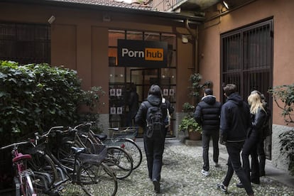 En las navidades de 2017 Pornhub abrió una 'pop up store' (tienda temporal) en una distinguida zona de Milán donde se vendían ropa y juguetes eróticos.