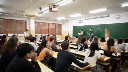 Estudiantes durante el examen de selectividad en un aula de la Facultad de Biologia de la Universidad de Barcelona, el mes pasado.