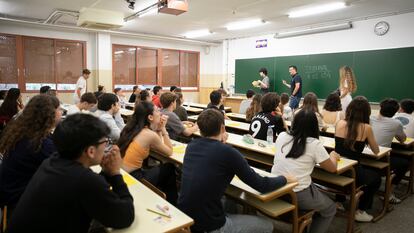 Estudiantes durante el examen de selectividad en un aula de la Facultad de Biologia de la Universidad de Barcelona, el mes pasado.