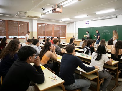 Estudiantes durante el examen de selectividad en un aula de la Facultad de Biologia de la Universidad de Barcelona, el mes pasado.