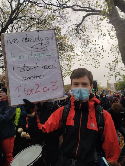 Tobias Ungerer nos protestos de Glasgow, no sábado.