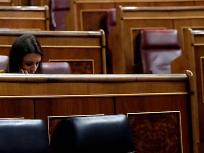 La portavoz parlamentaria de Unidos Podemos, Irene Montero, durante la penúltima sesión de control de la legislatura en el Congreso.