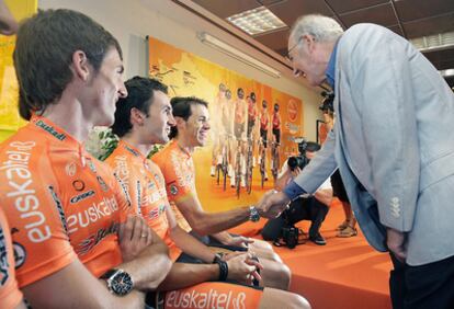 El presidente de la compañía Euskaltel, José Antonio Ardanza, saluda a Samuel Sánchez.