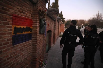 Pintura negra sobre una bandera republicana en La Almudena, al lado del homenaje a las Trece Rosas.