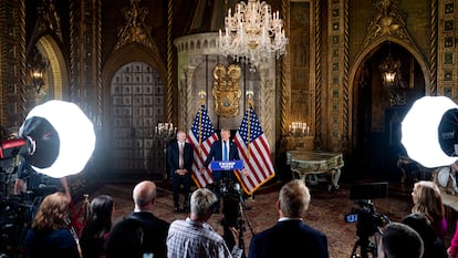 Donald Trump junto a quien será su secretario de comercio, el millonario Howard Lutnick, se dirige a la prensa desde su residencia de Mar-a-Lago, en Pal Beach (Florida), este 16 de diciembre.