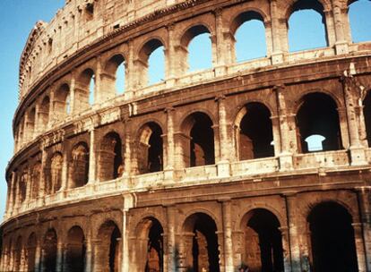 Vista de la fachada del legendario Coliseo de Roma