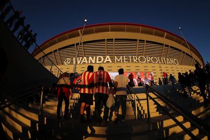 Aficionados del Atlético de Madrid, antes de entrar al estadio.