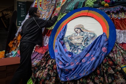 La conservadora del museo realiza algunos arreglos a la obra de Valeria Montti Colque.