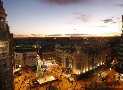 La plaza del Callao, peatonal desde ahora, aloja una pista de patinaje durante las fiestas navideñas.