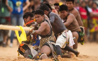 Un grupo de indígenas participan en el juego de socatira en los primeros Juegos Mundiales Indígenas, en Palmas (Brasil).