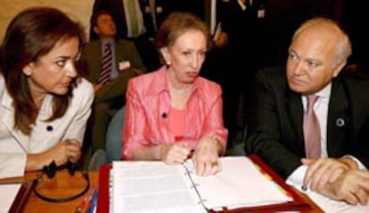 La ministra griega de Exteriores, Theodora Bakoyannis, la ministra británica de Exteriores, Margaret Beckett, y el ministro español de Exteriores, Miguel Angel Moratinos durante la conferencia de Roma sobre la crisis en Líbano.