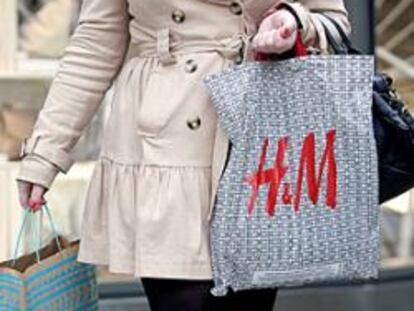 Un cliente sale de un establecimiento de H&M en Londres