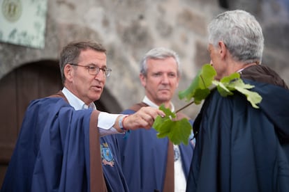 El líder del PP, Alberto Núñez Feijóo, y el presidente de la Xunta de Galicia, Alfonso Rueda, el pasado 6 de agosto en la fiesta del albariño, en Cambados (Pontevedra).