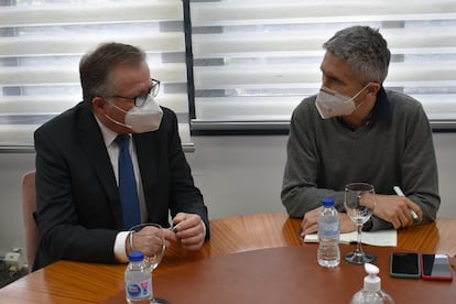 El ministro del Interior, Fernando Grande-Marlaska, con el presidente de Melilla, Eduardo de Castro.