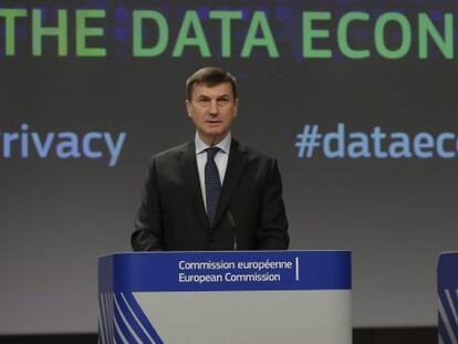 El vicepresidente de la CE para el Mercado &Uacute;nico Digital, Andrus Ansip (i), y la comisaria europea de Consumo, Vera Jourov&aacute; (d), presentan en rueda de prensa la nueva normativa sobre privacidad.