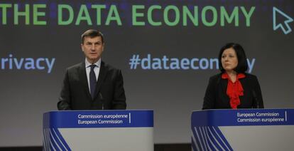 El vicepresidente de la CE para el Mercado &Uacute;nico Digital, Andrus Ansip (i), y la comisaria europea de Consumo, Vera Jourov&aacute; (d), presentan en rueda de prensa la nueva normativa sobre privacidad.