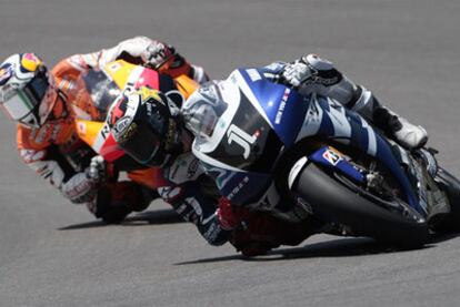 Jorge Lorenzo, seguido de  Andrea Dovizioso en un momento de la carrera de MotoGP.