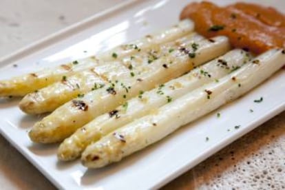 Espárragos a la parrilla de Carbón Negro.
